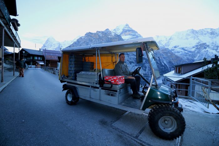 Mürren is a car-free municipality. For that reason, Swiss Post employee Hans von Allmen has been delivering mail to his customers using an electric vehicle for 10 years now. The vehicle weighs 600 kg and can be loaded with an additional 100 kg to make sure that customers receive their mail quickly and safely. Hans von Allmen says that the weight of the electric vehicle and its wide tyres even make it suitable for use in winter, when the roads in Mürren are covered in snow.