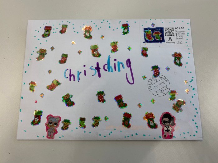 Un autre exemple: cette fois-ci, une lettre adressée à «Christching» et décorée d’autocollants de toutes les couleurs.