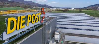 La Poste investit dans le courant solaire − et construit en Argovie une installation solaire aussi grande qu’un terrain de football