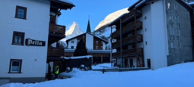 Travailler dans un décor de rêve: le facteur Giovanni Pezzato distribue des lettres et des colis à Zermatt